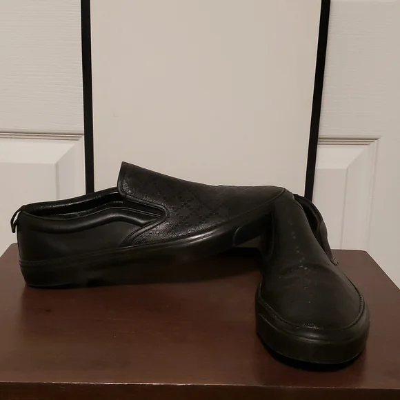 Gucci  Supreme Sneakers - Picture 4 of 7